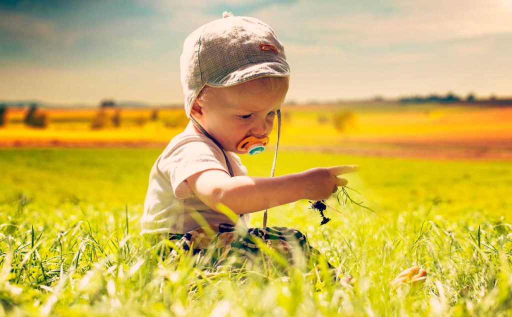 Toddler photographed with Canon Eos 70D.